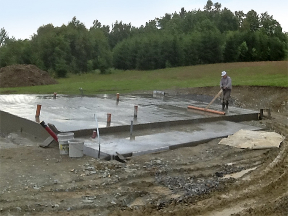 Svrchní vrstvu betonu bylo potřeba ručně srovnat a vyhladit dřevěným hrablem.