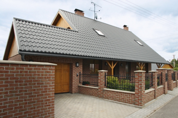 Samozřejmou součástí nabídky plechové střechy od Lindab je kompletní okapový systém Lindab Rainline a další příslušenství pro zastřešení, například bezpečnostní prvky – řešení pro bezpečný pohyb osob na střechách, ochrana střechy proti sněhu.