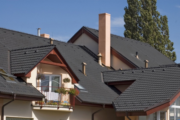 Betonová střešní krytina má životnost zhruba 100 let a výrobce na ni poskytuje záruku až 30 let. KMB Beta nevyniká jen dlouhou životností, ale díky estetickým a funkčním vlastnostem se stala nejžádanější taškou na trhu.