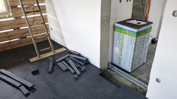 Černý grafitový polystyren pokrývá podlahu ve dvou šesticentimetrových vrstvách.