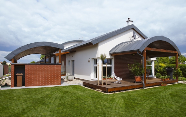Referenční dům společnosti MS Haus s atypickými obloukovými střechami, realizovaný ve východních Čechách, ukazuje konstrukční a architektonické možnosti moderních montovaných dřevostaveb. Další informace najdete na ms-haus.cz