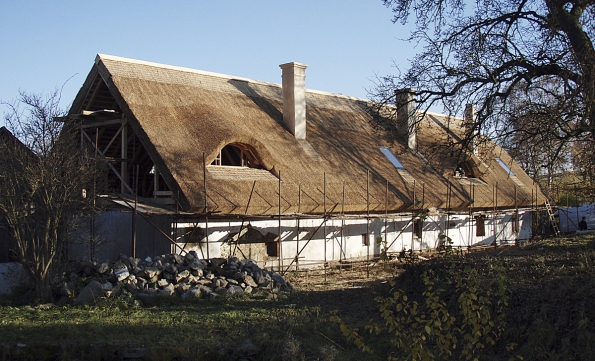 Nejkvalitnější rákos, potřebný k výrobě střešních krytin, je dovážen z Maďarska, kde jsou příznivější klimatické podmínky pro jeho růst.