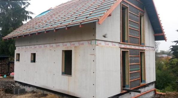 Projekty rodinných domů, zhotovených z prefabrikovaných konstrukcí, se zabývá i společnost HK-Dřestav.