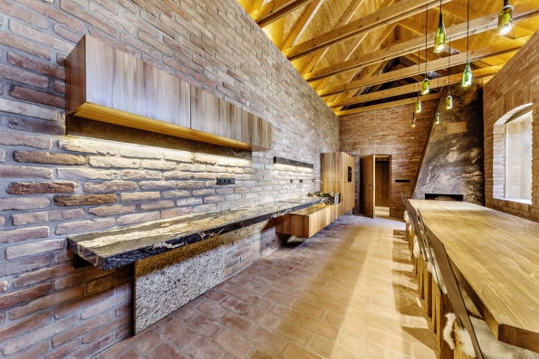 Hlavní cena Brick Award 2016 (3): Porotu zaujal i zdařilý interiér s citlivou kombinací režného zdiva, dubového dřeva a přírodního kamene. Střízlivá moderní forma zvýrazňuje krásu tradičních materiálů.