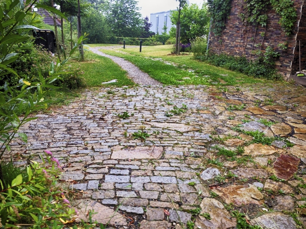1. Odklonem od umělých náhražek napodobujících přírodní materiály nastává útlum dřevěných plotů z plastu, trámů a dřevěných šlapáků z betonu nebo umělých kamenů. Dřevo tak zůstává dřevem, kámen kamenem a beton betonem.