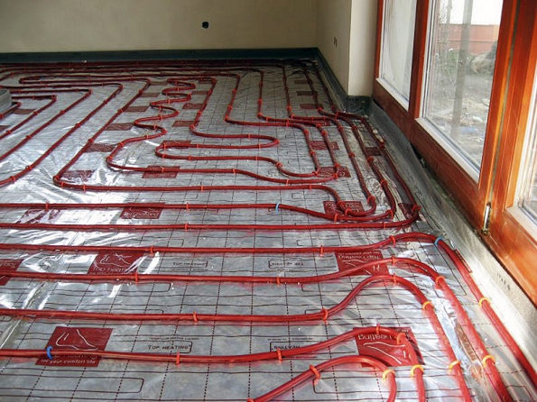 Podlahové topení Flexi Therm od Top Heating je díky revoluční reflexní zrcadlové fólii Metalica Reflex a izolaci Super Izol jedním z nejúspornějších systémů vytápění pro rodinné domy v Evropě (EUROSYSTEMY GROUP)