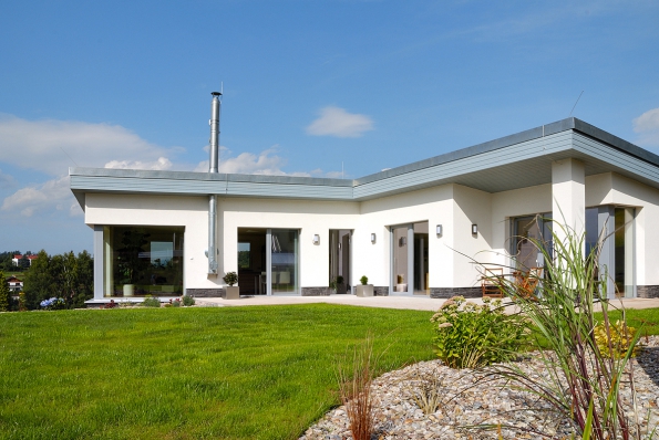 Zčásti podsklepený nízkoenergetický bungalov projektant dokonale přizpůsobil náročným terénním podmínkám.