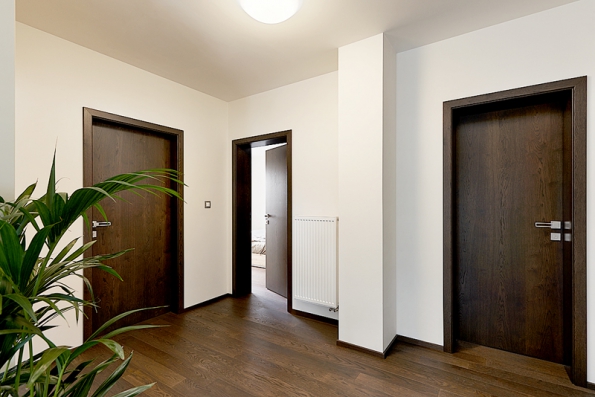 Rodinný dům s nábytkem a dveřmi HANÁK (INTERIOR CONCEPT – jeden domov, jedna značka), interiérové dveře HANÁK jsou zde v různých modelech – plné dveře, posuvné prosklené dveře i dveře do obkladu, provedení dub rustikální tmavohnědý. (4)