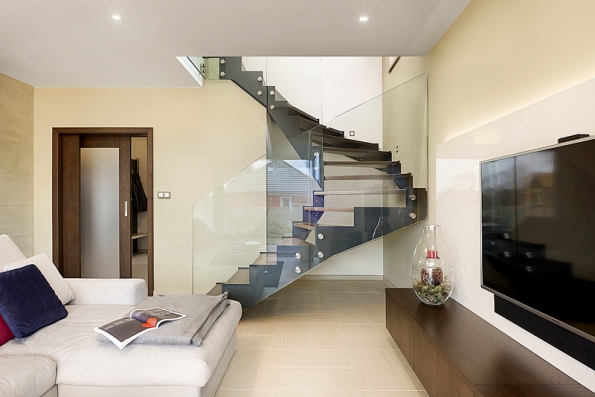 Rodinný dům s nábytkem a dveřmi HANÁK (INTERIOR CONCEPT – jeden domov, jedna značka), interiérové dveře HANÁK jsou zde v různých modelech – plné dveře, posuvné prosklené dveře i dveře do obkladu, provedení dub rustikální tmavohnědý. (2)