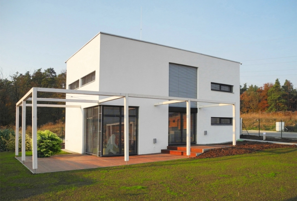 Ideálním realizovatelným tvarem pasivního domu je kvádr obrácený delší stranou k jihu (SAINT-GOBAIN)
