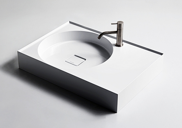 Solitérní vana Edonia z recyklovatelného materiálu Cristalplant® a kolekce umyvadel Graffio z kompozitního materiálu Ceramilux® jsou poslední novinky značky Antonio Lupi. Umyvadla mají tloušťku stěny cca 6 mm (2)