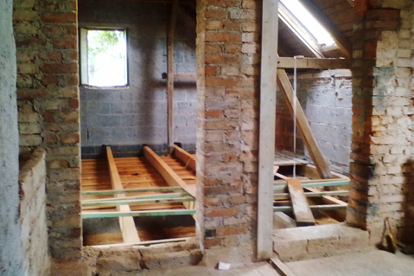 VÁŠ PROJEKT ROKU 2016: Koupili jsme domeček z první republiky a ten jsme se rozhodli zachránit. Zvenku i zevnitř jdeme tzv. na cihly a bůh nám pomáhej, abychom to stihli do konce září a mohli vám zaslat hotová díla, říká paní Zuzana Prokopová.