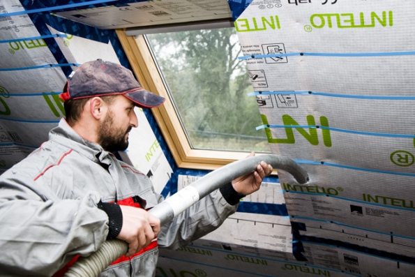 Climatizer Plus je schopen do sebe vstřebat až dvojnásobné množství tepla než jiné izolanty. V zimě udrží teplo v místnosti a v létě ho nepustí dovnitř. V podkroví je v horkých dnech příjemně chladno. Se zateplenou půdou celulózovou izolací Climatizer Plus ušetříte až 35% nákladů na vytápění domácnosti.