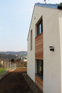 Realizační firma Progress project s.r.o., měla a má s materiály HELUZ velmi dobré zkušenosti. Upřednostňují jejich výběr na stavbu domů pro jejich výborné tepelně izolační vlastnosti i pro snadné získání parametrů nízkoenergetického domu z jednovrstvé konstrukce. (HELUZ)