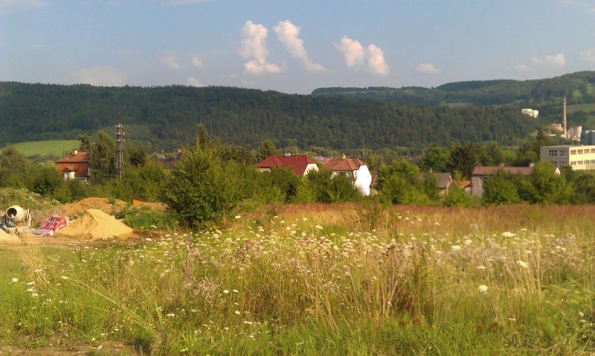 Dne 15. listopadu 2011 se poprvé koplo do země a 23. prosince téhož roku, tedy den před Štědrým dnem, se předávaly klíčky od hrubé stavby. (HELUZ)