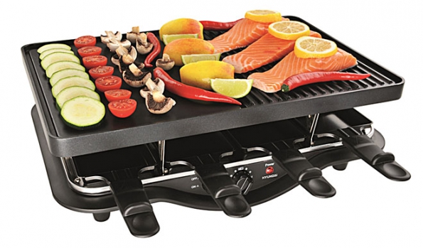Všestranný raclette gril GR 938 s nepřilnavým povrchem pro grilování masa, ryb a zeleniny. Vespod má 8 pánviček na raclette s tepelně izolovanou rukojetí. Jsou určeny pro sýry a zeleninu. (EURONICS.cz)