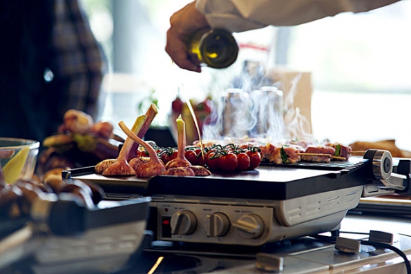 Elektrický kontaktní gril Catler GR 8012 tvoří dvě grilovací desky, spodní hladká a horní s žebrováním. Jídlo můžete připravovat jako na barbecue grilu, nebo je možné horní desku přiklopit a pokrm opékat současně zespoda i shora – včetně sendvičů. (CATLER)
