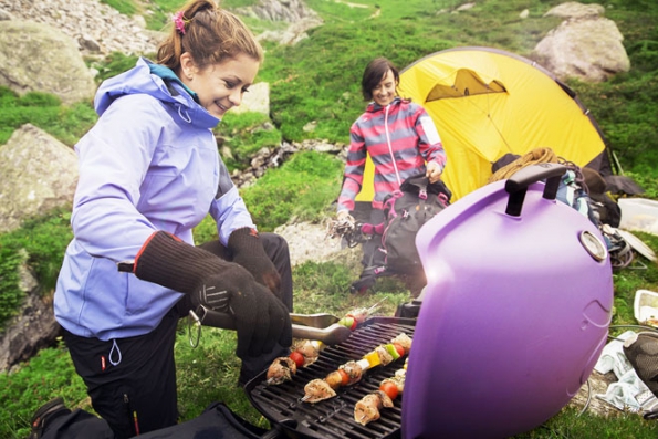 Weber Q 1200 je malý, skladný, plynový gril, který si můžete vzít kamkoliv s sebou a nebude vám dělat ostudu. (WEBER)