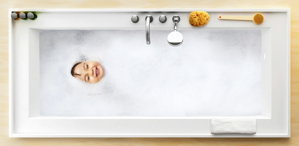Koupelnový set BathGallery: Srdcem kolekce je široká odkládací plocha se zvýšeným lemem kolem celého umyvadla a vany, která zabraňuje pádu věcí, a tím definuje jejich umístění.
