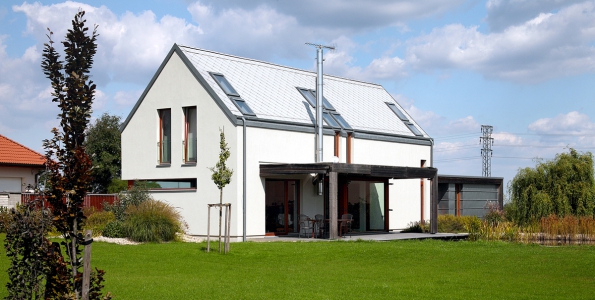 Minimalisticky pojatý dům čistých tvarů se zajímavou kompozicí oken je dekorován jen jemným rastrem střešních šablon. Významný modernista, architekt Adolf Loos kdysi prohlásil, že ornament na architektuře je zločinem. Proti decentnímu rastru světlé střechy ze šablon na této moderní by však určitě nic nenamítal (návrh stavby Ing. arch. Jakub Žiška)
