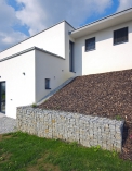 Gabiony představují poněkud „těžkotonážní“ záležitost, oblibu si však získaly právě díky přírodnímu materiálu a suché výstavbě.
