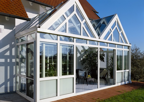 Z architektonického i uživatelského hlediska jsou atraktivní hliníkové konstrukce z tepelně izolovaných profilů s možností výběru odstínu a funkčního provedení (SCHÜCO)