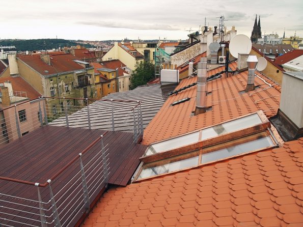 Luxusní střešní terasa v centru Prahy s posuvným střešním výstupem Solara PERSPEKTIV.