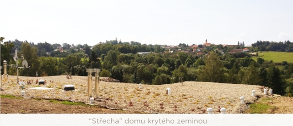 Dům, který souzní s okolní krajinou a využívá jednoduchých přírodních principů, aby uspořil energie za vytápění/klimatizaci i venkovní údržbu. &quot;Je jednoduše chytrý&quot; - tedy s inteligentním řízením technologií uvnitř.