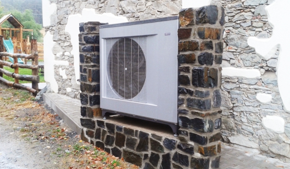 Tepelná čerpadla NIBE samozřejmě zajišťují úsporu energií nejen v rodinných domech, ale také v bytových domech, veřejných stavbách (školy) i v komerčních nemovitostech - V novostavbě školícího zařízení v Molčánkách u Benešova, které realizoval Václav Vydra, je využito tepelné čerpadlo NIBE F2300-20. Zařízení je doplněno regulací SMO 40, akumulační nádobou NAD 500 v3, bojlerem OKC 500 NTR/HP a záložním 18kW elektro kotlem. Foto: Václav Vydra