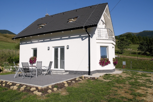 Dům N7 7 má klasický tvar se sedlovou střechou a symetrické hlavní průčelí s balkonem. Navenek se nezdá velký, zastavěná plocha je jen 62,8 m2 , ale uvnitř se skrývá pohodlná dispozice 4 + 1. Více na www.ekonomicke-stavby.cz.