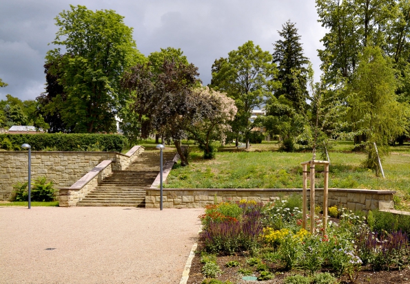 Důležitou součástí terasovitě řešené zahrady jsou pískovcová schodiště a kamenné opěrné zídky. Jejich pravoúhlá kompozice působí monumentálním dojmem.