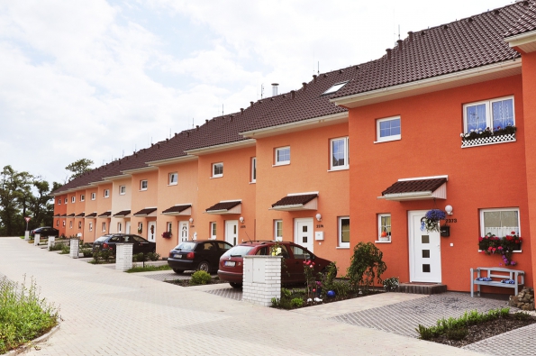 Řadová zástavba v Brandýse nad Labem působí díky výrazné barevnosti a odskokům jednotlivých domů velmi dynamicky. Ani by vás nenapadlo, že jde o montované dřevostavby (RD Rýmařov)