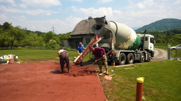 Beton nemusí být jen šedý. Jedinečný a individuální vzhled vtiskne domu probarvená varianta, tzv. barevný beton. Stavby, kde je využit právě barevný beton, jsou na pohled přitažlivé a od ostatních domů se výrazně odlišují. (ČESKOMORAVSKÝ BETON)