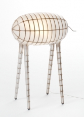 Svítidla budou hlavními prvky expozice také inovativního francouzského designéra Francoise Azambourga. Návštěvníci uvidí Sputnik, lampu inspirovanou vesmírem, iluzivní světla Petit Theatre navozující magickou divadelní atmosféru, nebo svítidlo Very nice, které je vlastně nejen objektem, ale i vynálezem.