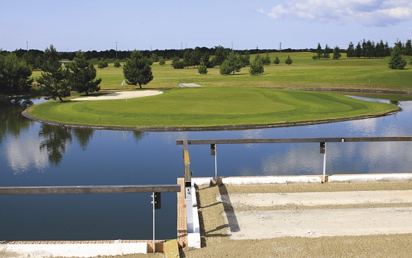 Střešní terasy skýtají nezapomenutelné výhledy na areál golfového hřiště, jehož je většina domů přímou součástí. Nádhera...