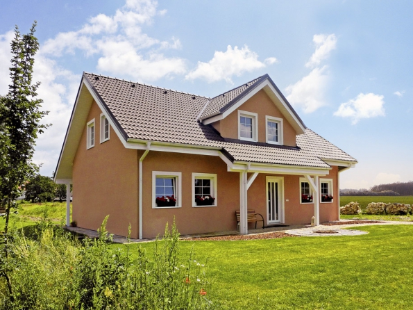 Atypický dům z produkce společnosti MS Haus skrývá svou montovanou podstatu. Hladká omítka, šambrány kolem oken a další detaily budí dojem zděné stavby.