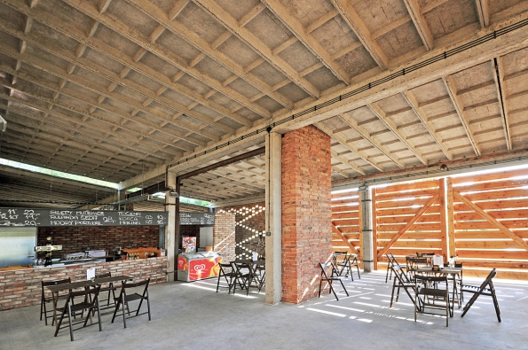 Česká cena za architekturu 2016: Adaptace bývalých zemědělských garáží na zázemí biotopu v Honěticích u Kroměříže (Martin Prokš a Marek Přikryl, 2013)