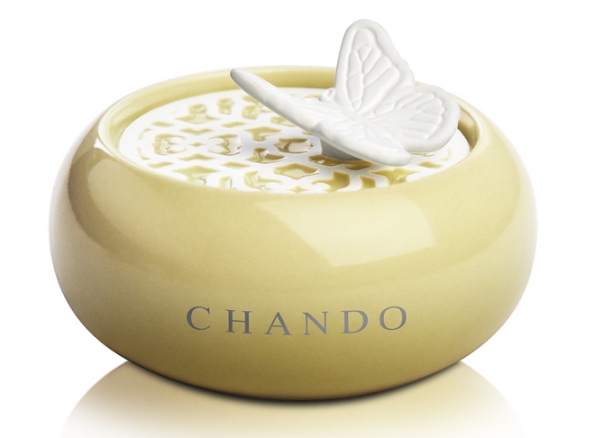 Mini aroma difuzér na provonění šatní skříně či prádelníku, vyrábí Chando, v ceně náplň o objemu 10 ml, www.bytove-parfemy.cz