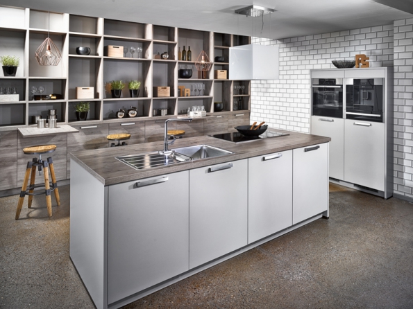 Kombinaci otevřených polic a uzavřených skříněk v provedení dub Terra nabízí kuchyň San Remo, Bauformat, cena skříněk 87 884 Kč, www.oresi.cz