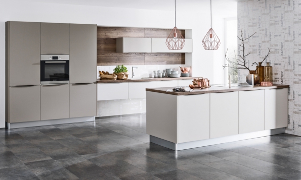 Kuchyň Tiffany v supermatném provedení kašmír a s minimalistickými úchytkami zasazenými do hran dvířek, materiál laminovaná MDF deska, Siko koupelny &amp; kuchyně, www.siko.cz