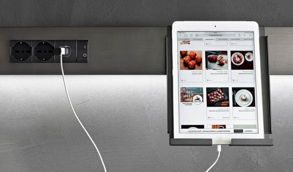 Díky USB portu v pracovní desce kuchyně InDada (Dada) můžete i při vaření na ostrůvku surfovat na internetu, vyhledávat recepty a přehrávat hudbu, www.dada-kitchens.com