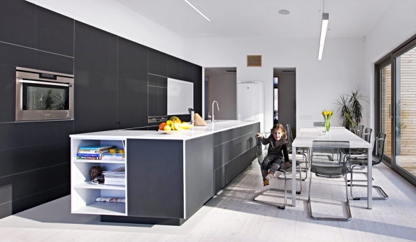 Ostrůvek s pracovní deskou z umělého kamene (Technistone) v nejbělejším odstínu Crystal Absolute White, www.technistone.cz