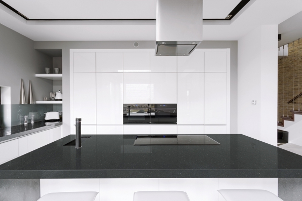 Pracovní ostrůvek kryje deska z umělého kamene Technistone v novém odstínu šedé Brilliant Grey z kolekce Starlight, www.technistone.cz