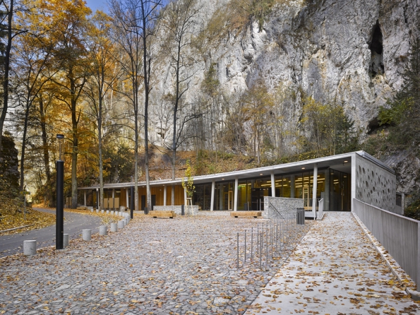 Vstupní budova areálu Punkevních jeskyní v Moravském krasu / Architektonická kancelář Burian-Křivinka (nominoval Osamu Okamura) Foto: Filip Šlapal
