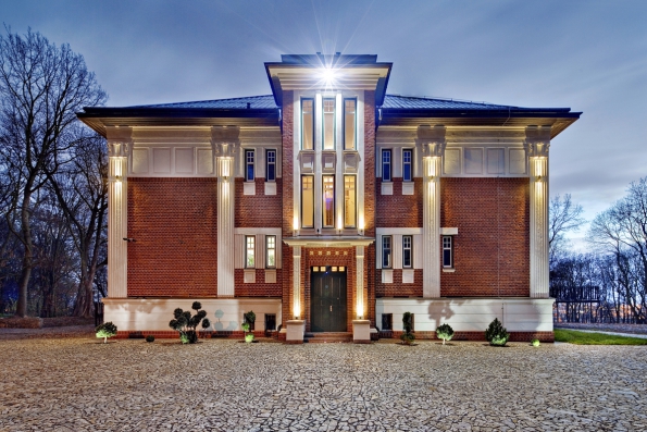 V projektu je zohledněn také ekologický aspekt. Příkladem jsou luxusně vypadající plochy okolo domu, jež jsou ale poskládané z odpadní štípané žuly.