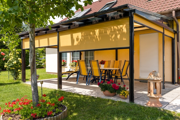Screenové clony najdou široké uplatnění nejen před okny, ale i na terasách a pergolách, zároveň se dají kdykoliv vysunout, např. při hezkém bezvětrném počasí, úklidu či stěhování zahradního nábytku (MINIROL)