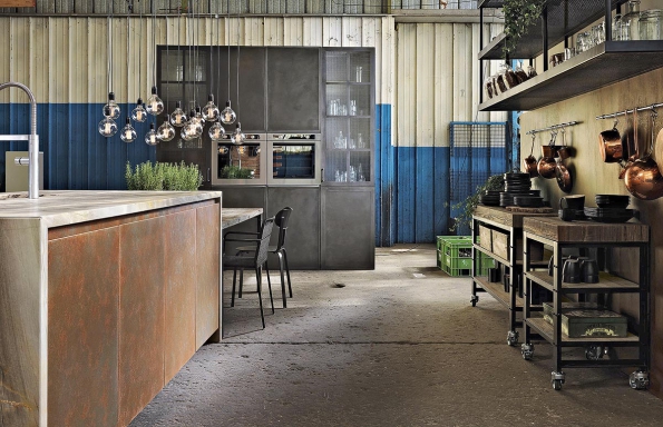 Dvířka s povrchovou úpravou z cementové stěrky, plechu s černou nebo rezavou patinou vyzařují ducha starých dílen. Kuchyň Factory, výrobce Aster Cucine.