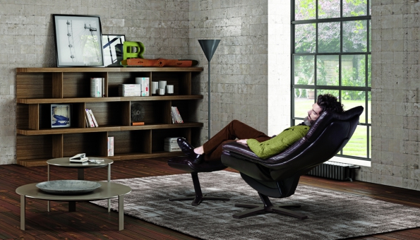 Užijte si chvíle příjemného odpočinku v přelomovém relaxačním křesle Re-Vive od Natuzzi, které vám poskytne nekonečný komfort.