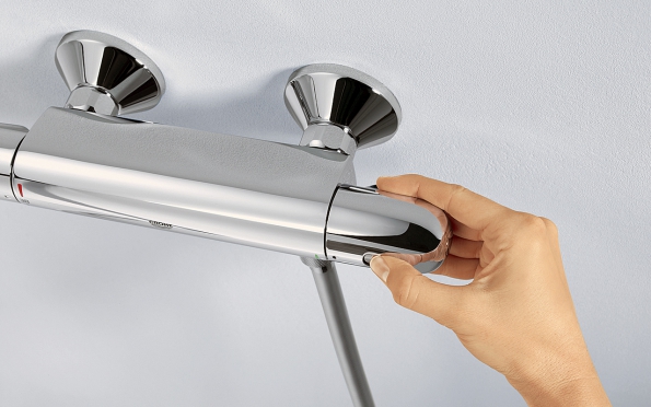 Baterie Grohtherm 1000 obsahují tlačítko SafeStop, které musíte stisknout při napouštění vody teplejší než 38 °C. Ochrání vás proti opaření. Prodávají SIKO koupelny.
