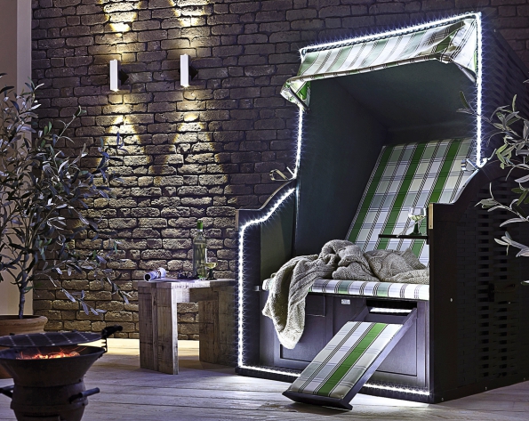 Terasu zdobí stylové posezení zvýrazněné bílými LED pásky YourLED a nástěnná hliníková svítidla Special Line LED (PAULMANN)